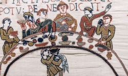  Tapisserie de Bayeux - Scène 43 : l'évêque Odon bénit le premier banquet que le duc Guillaume et ses barons normands tiennent sur le sol anglais. 1066